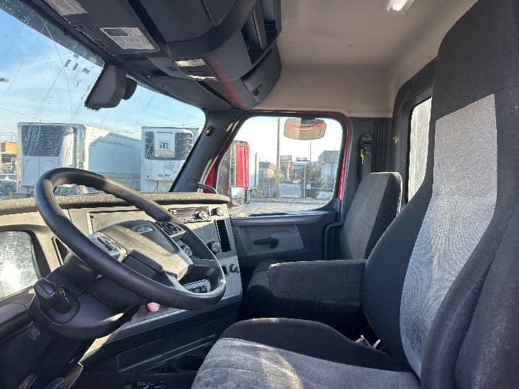 2020 Freightliner Cascadia — photo 10