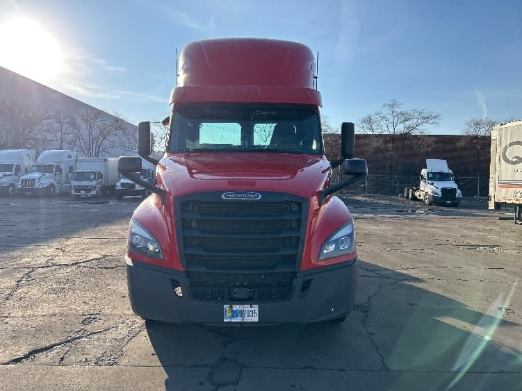 2020 Freightliner Cascadia — photo 2