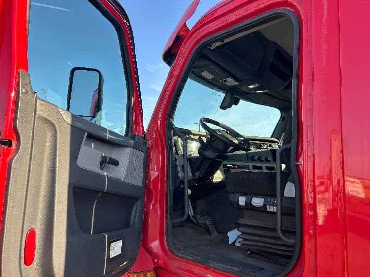 2020 Freightliner Cascadia — photo 9