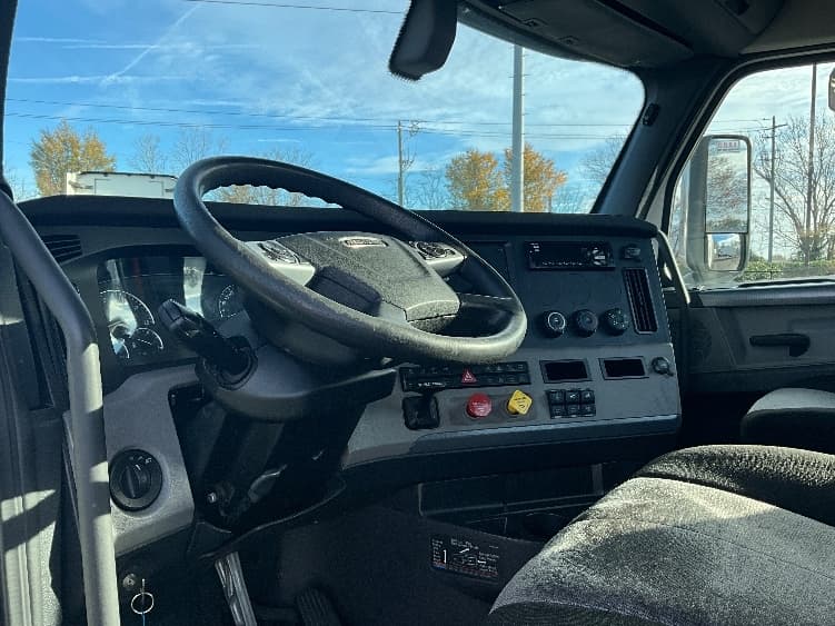2020 Freightliner Cascadia — photo 10