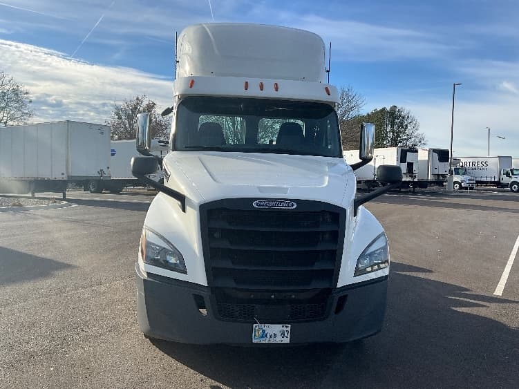 2020 Freightliner Cascadia — photo 2