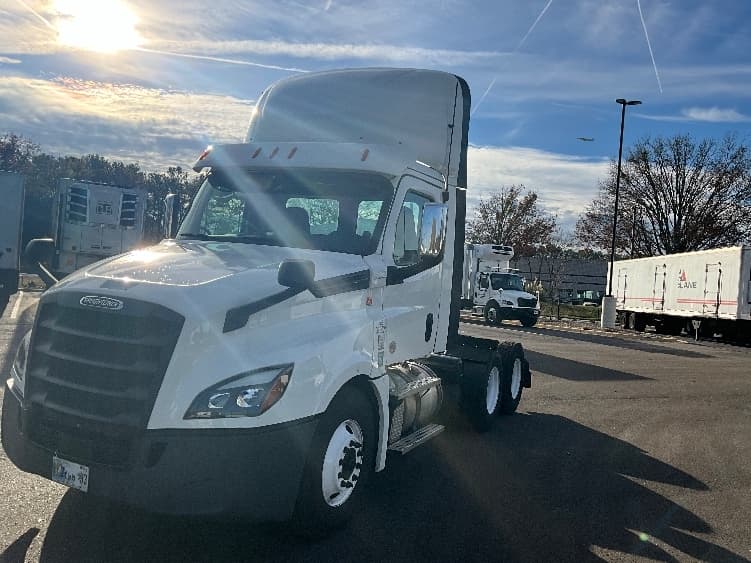2020 Freightliner Cascadia — photo 3