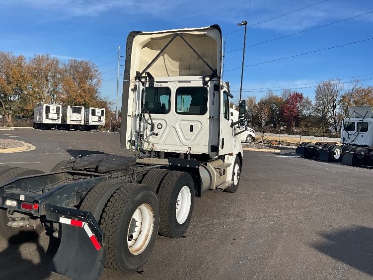 2020 Freightliner Cascadia — photo 7