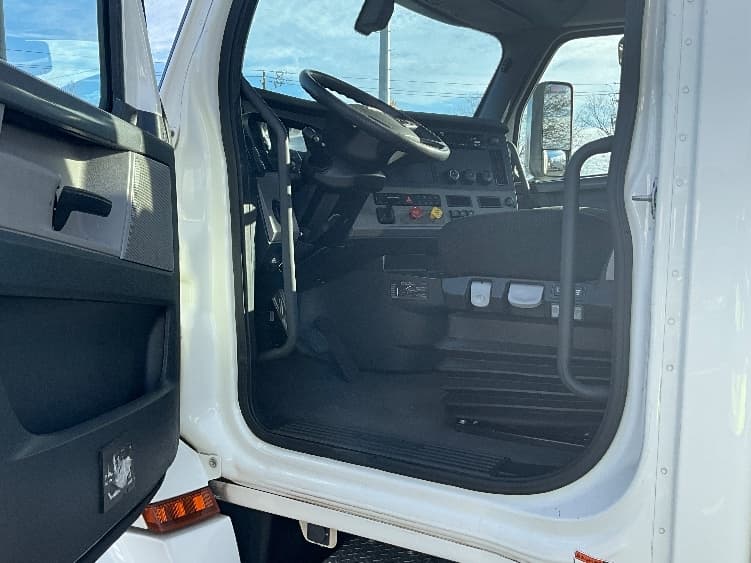 2020 Freightliner Cascadia — photo 9