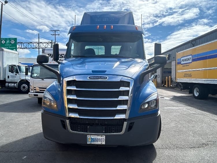 2020 Freightliner Cascadia — photo 2