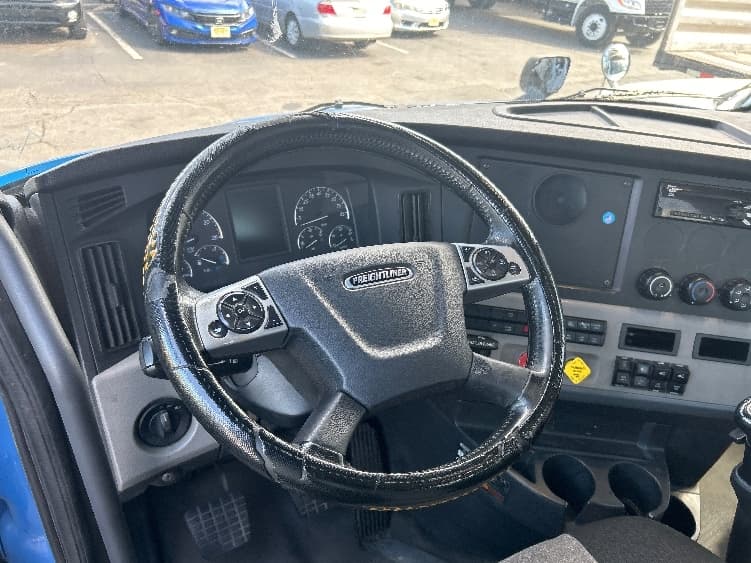 2020 Freightliner Cascadia — photo 10