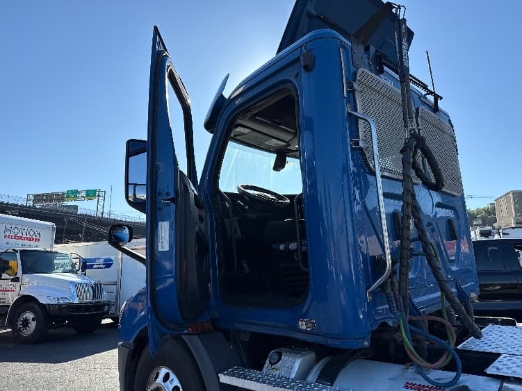 2020 Freightliner Cascadia — photo 9