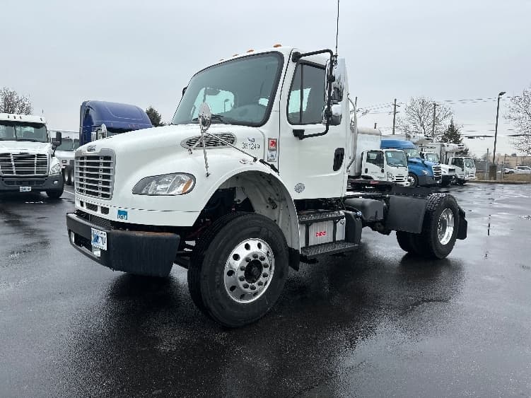 2020 Freightliner M2 106 — photo 3