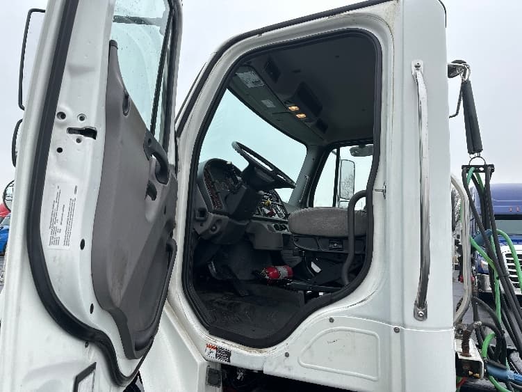 2020 Freightliner M2 106 — photo 9