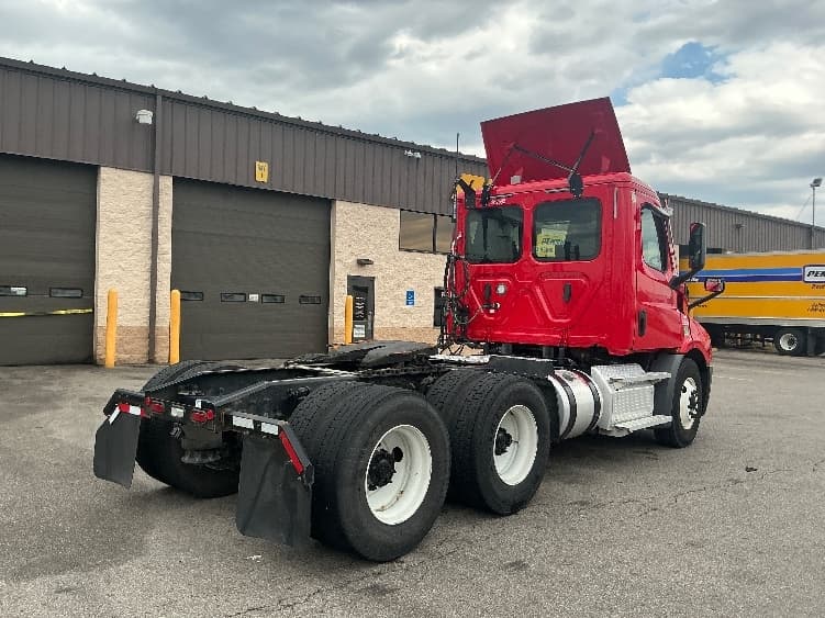 2020 Freightliner Cascadia — photo 7