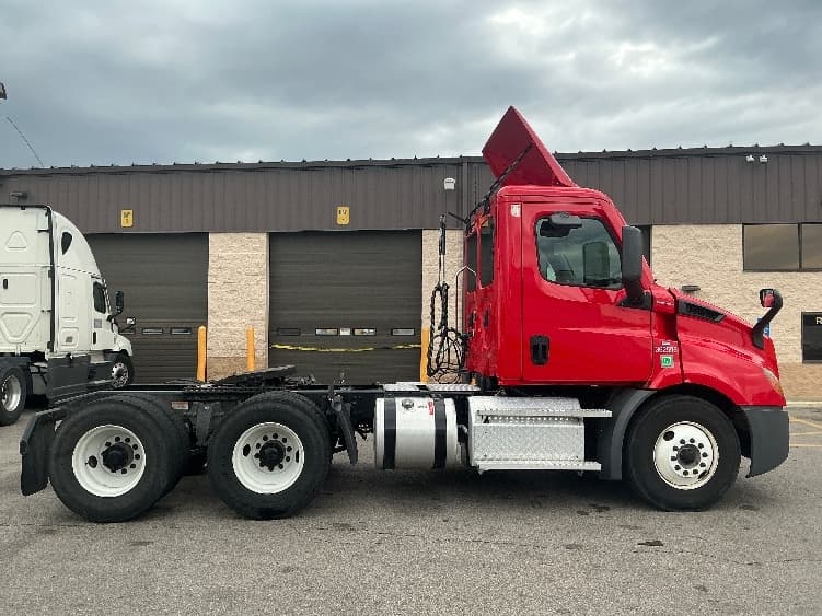 2020 Freightliner Cascadia — photo 8