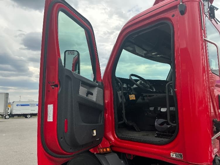 2020 Freightliner Cascadia — photo 9