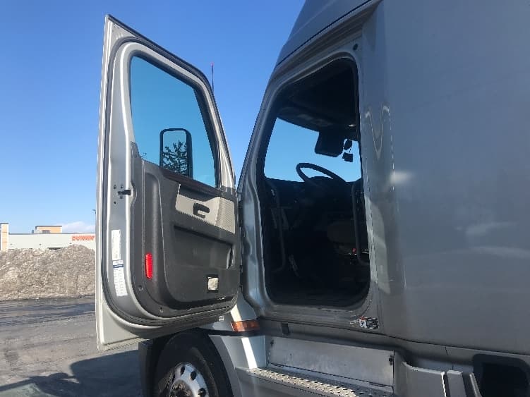 2020 Freightliner Cascadia — photo 9