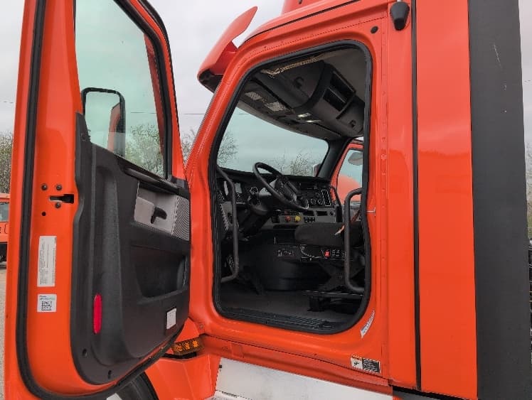 2020 Freightliner Cascadia — photo 9