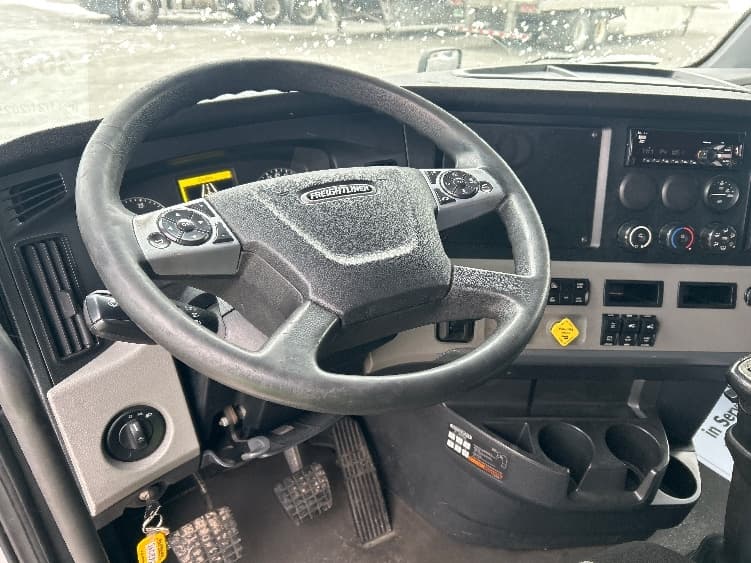 2020 Freightliner Cascadia — photo 10