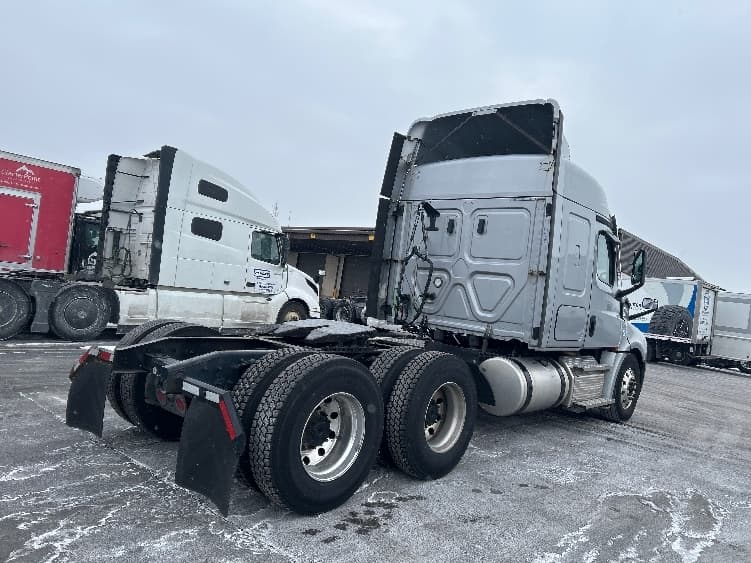 2020 Freightliner Cascadia — photo 7