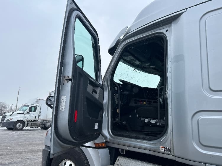 2020 Freightliner Cascadia — photo 9