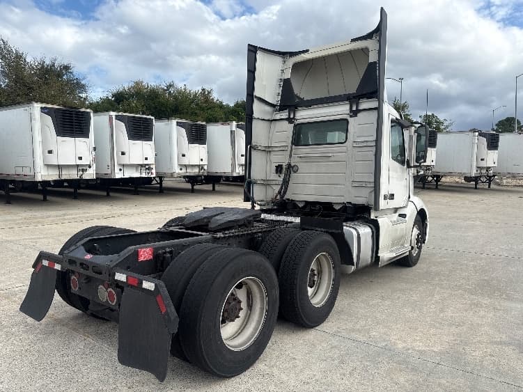 2020 Volvo VNL 300 — photo 7