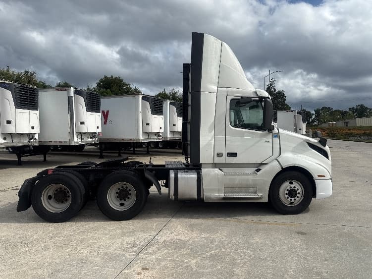 2020 Volvo VNL 300 — photo 8