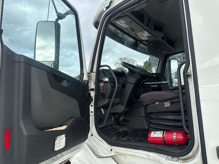 2020 Volvo VNL 300 — photo 9