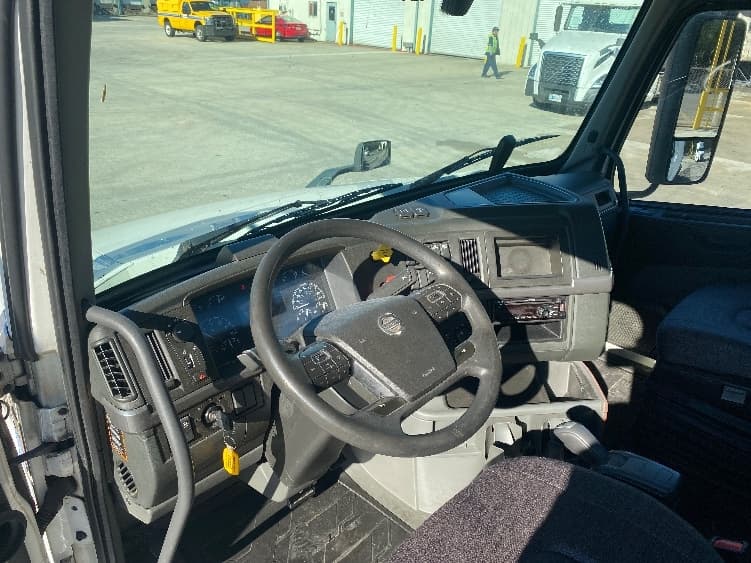 2020 Volvo VNL 300 — photo 10