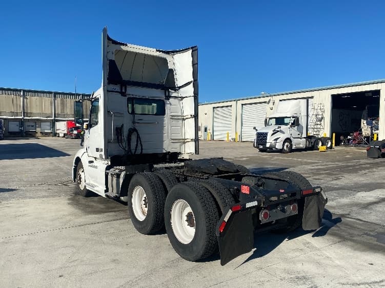 2020 Volvo VNL 300 — photo 5
