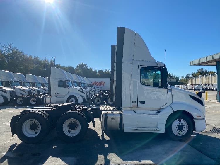 2020 Volvo VNL 300 — photo 8