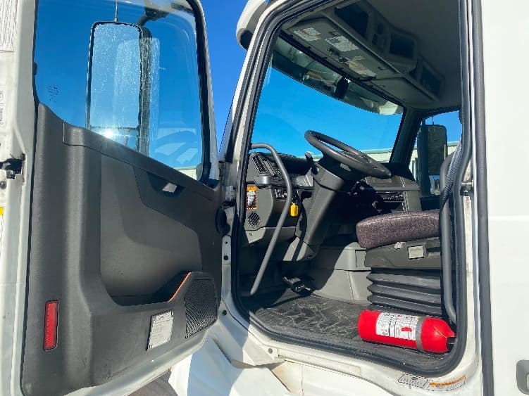 2020 Volvo VNL 300 — photo 9