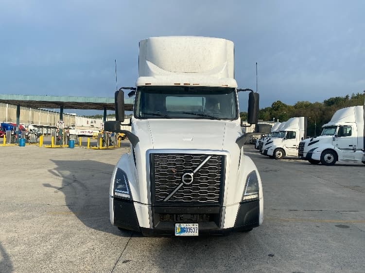 2020 Volvo VNL 300 — photo 2