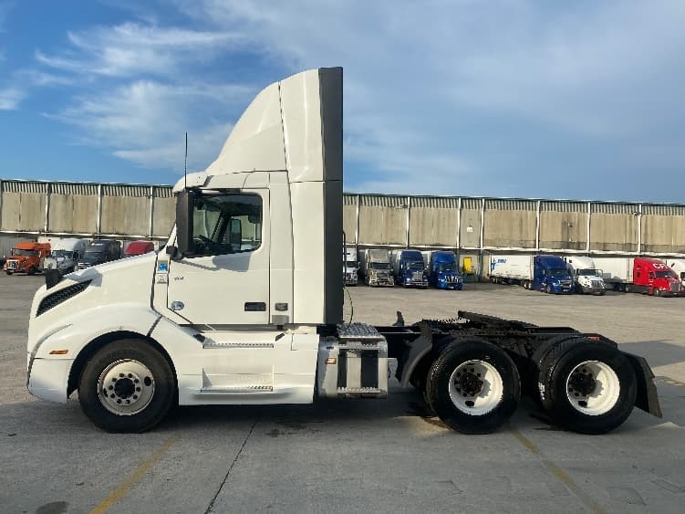 2020 Volvo VNL 300 — photo 4