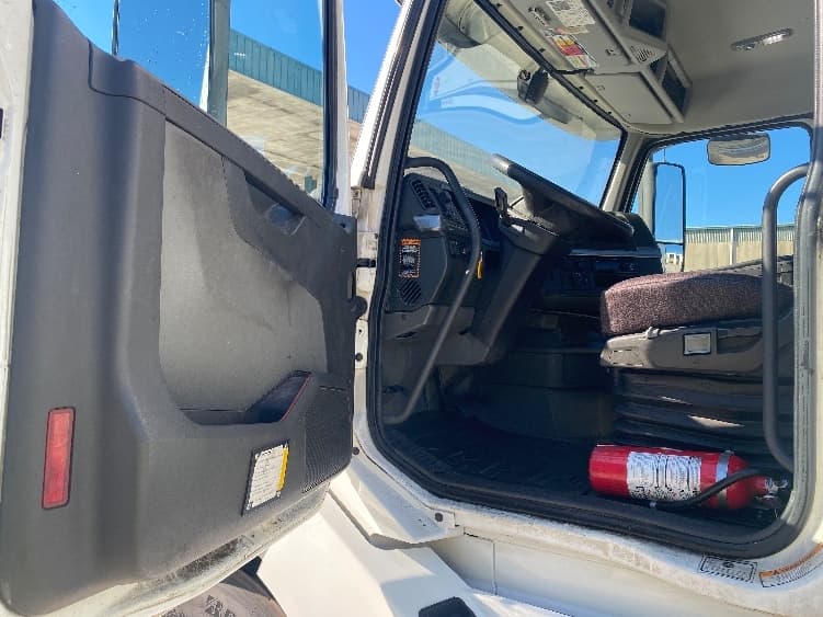 2020 Volvo VNL 300 — photo 9