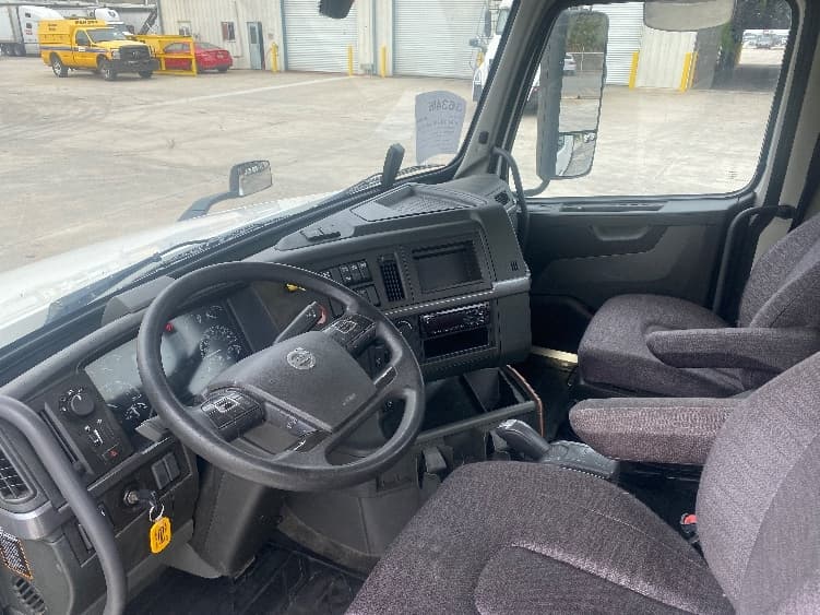 2020 Volvo VNL 300 — photo 10