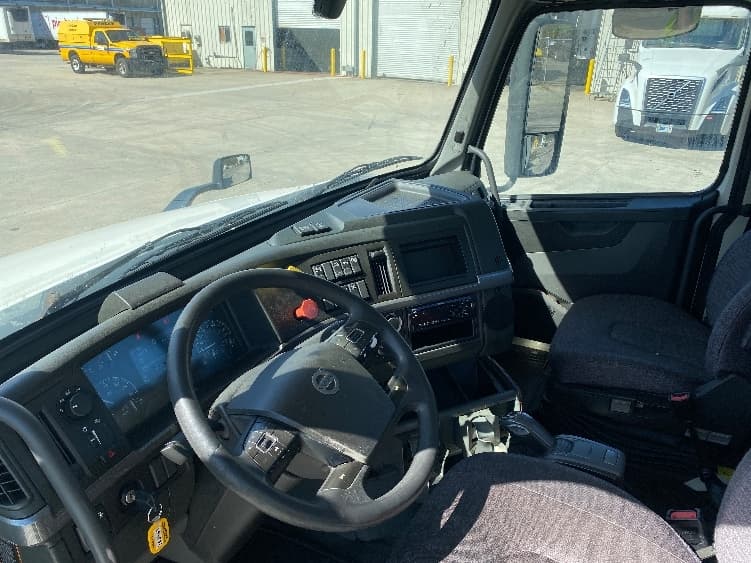 2020 Volvo VNL 300 — photo 10