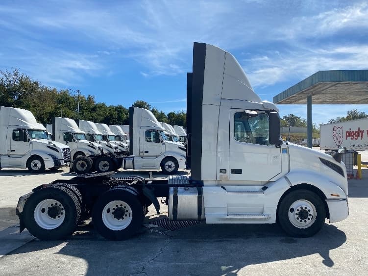 2020 Volvo VNL 300 — photo 8