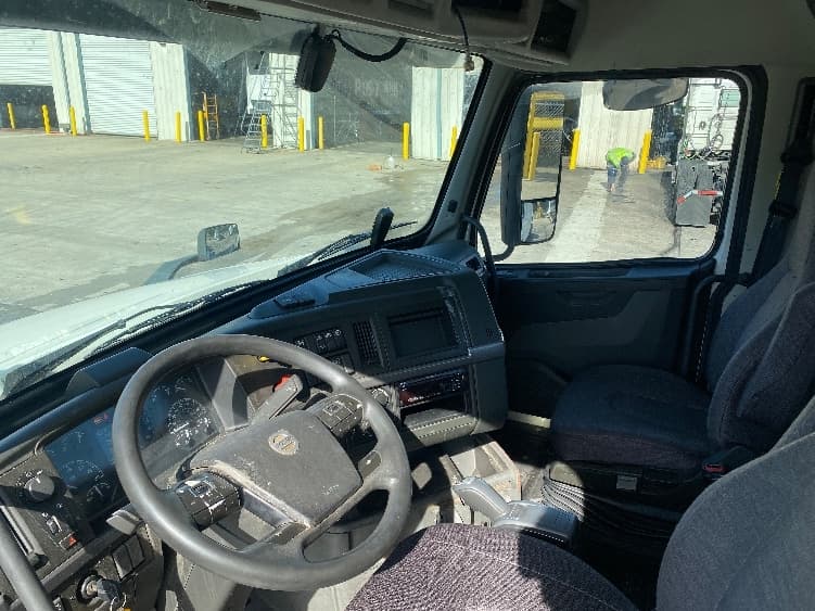 2020 Volvo VNL 300 — photo 10
