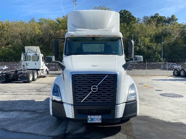 2020 Volvo VNL 300 — photo 2