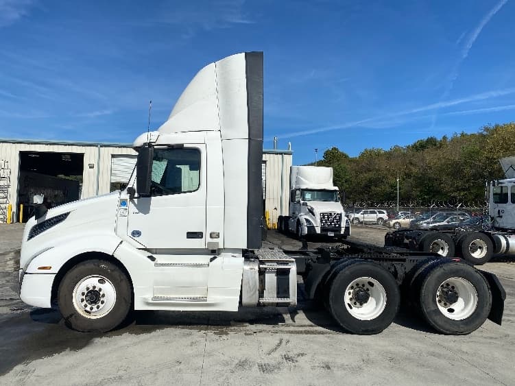 2020 Volvo VNL 300 — photo 4