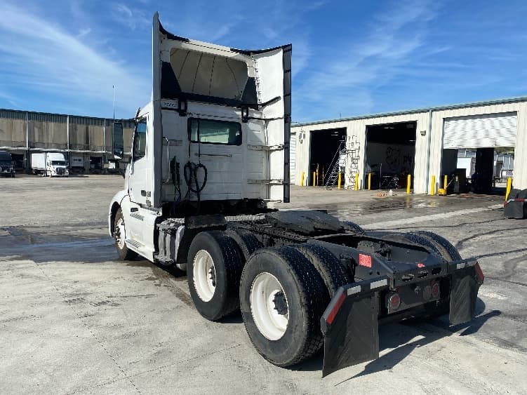2020 Volvo VNL 300 — photo 5