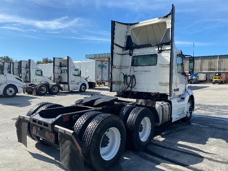 2020 Volvo VNL 300 — photo 7
