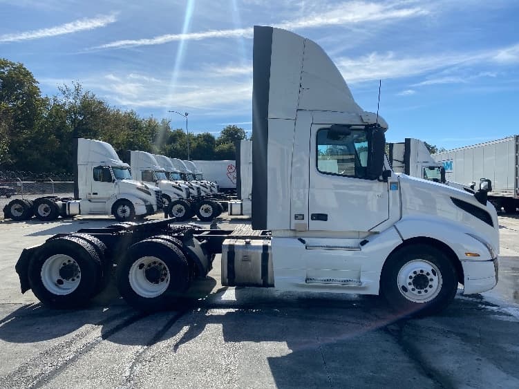 2020 Volvo VNL 300 — photo 8