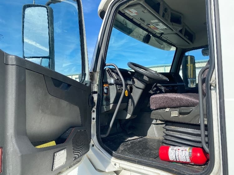 2020 Volvo VNL 300 — photo 9