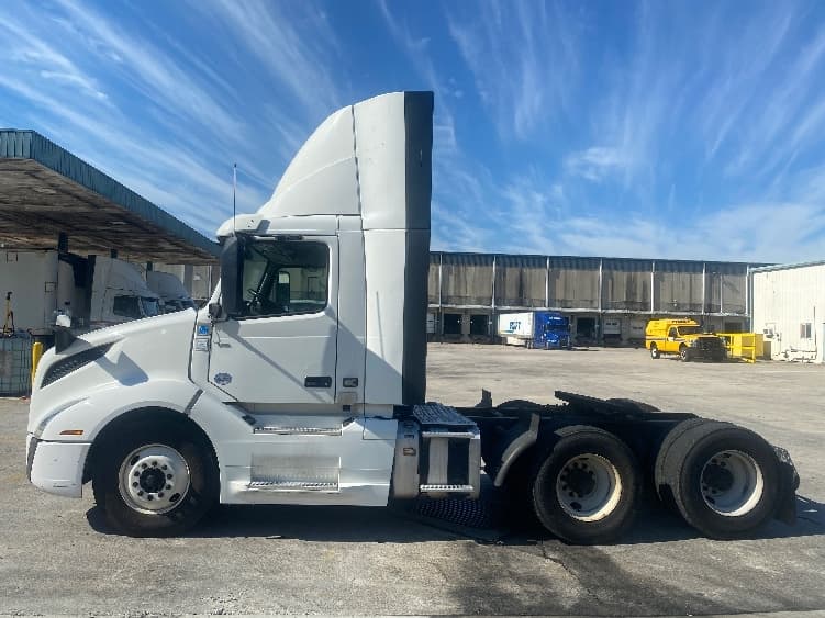 2020 Volvo VNL 300 — photo 4