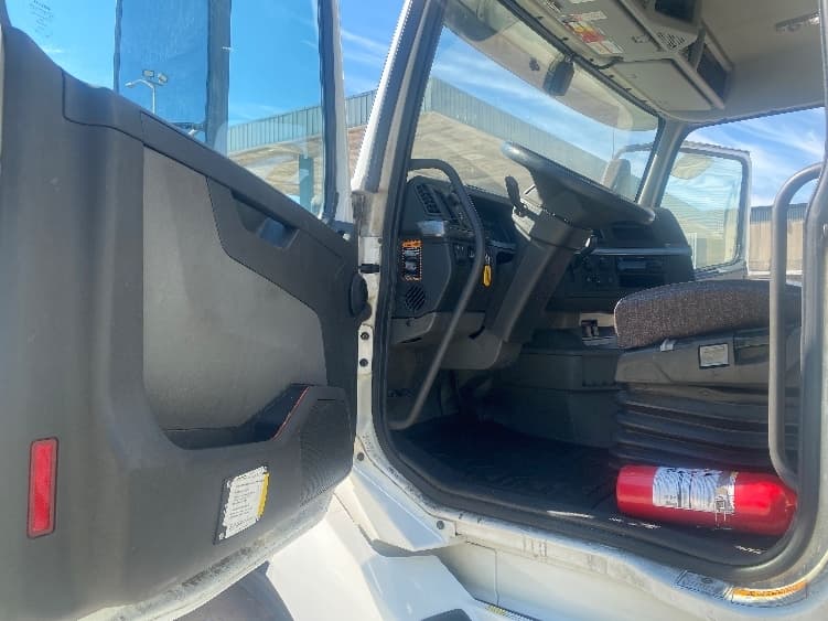 2020 Volvo VNL 300 — photo 9