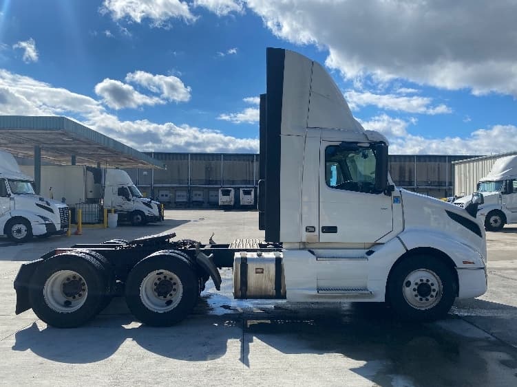 2020 Volvo VNL 300 — photo 8