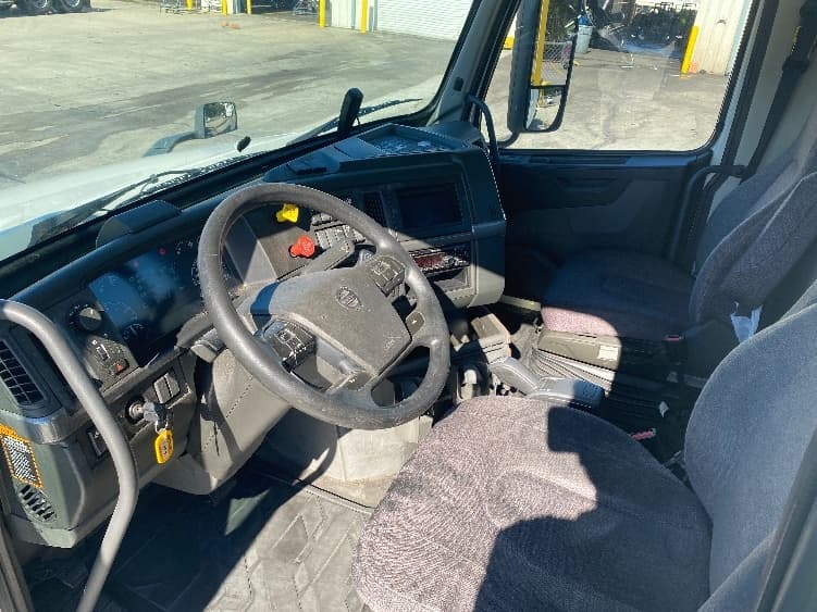 2020 Volvo VNL 300 — photo 10