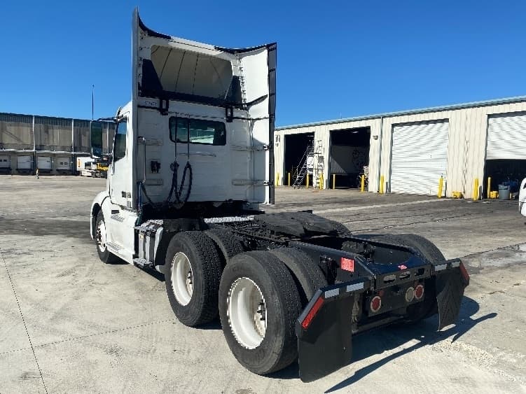 2020 Volvo VNL 300 — photo 5