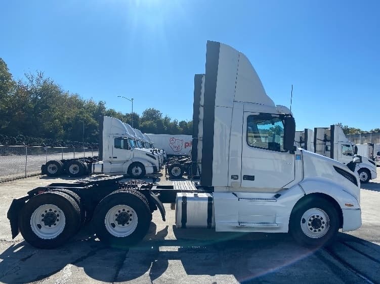 2020 Volvo VNL 300 — photo 8