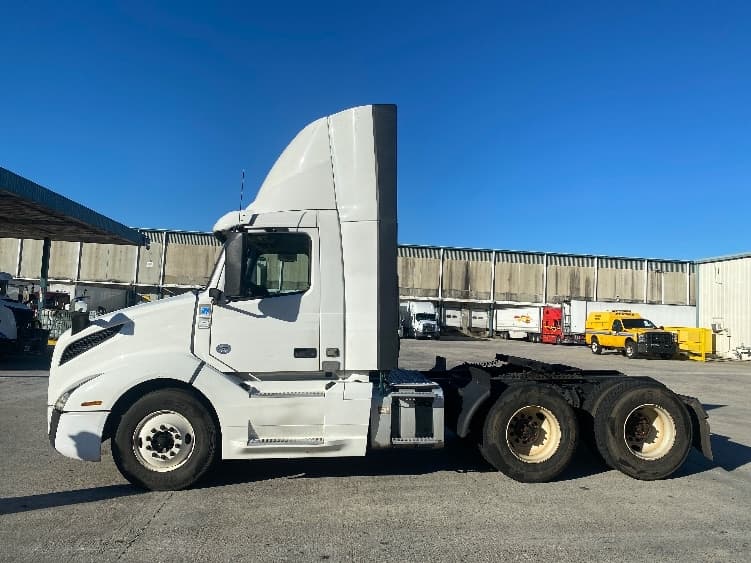 2020 Volvo VNL 300 — photo 4