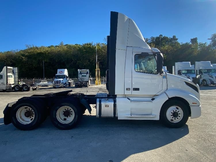 2020 Volvo VNL 300 — photo 8