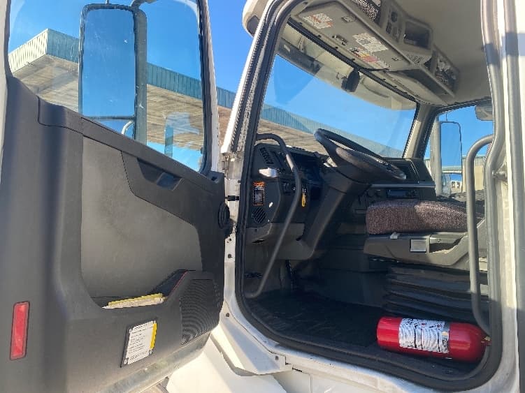 2020 Volvo VNL 300 — photo 9